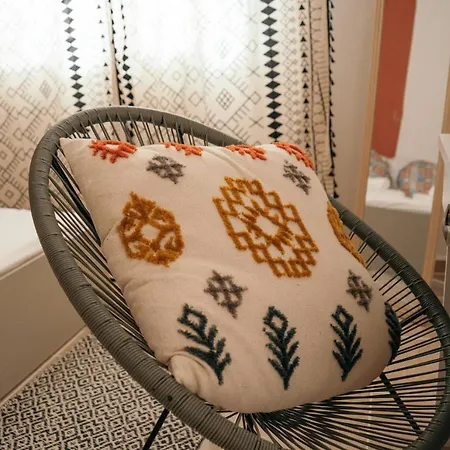 Villager's Art Apt-your Stylish Airport Escape Apartamento Paradeísion